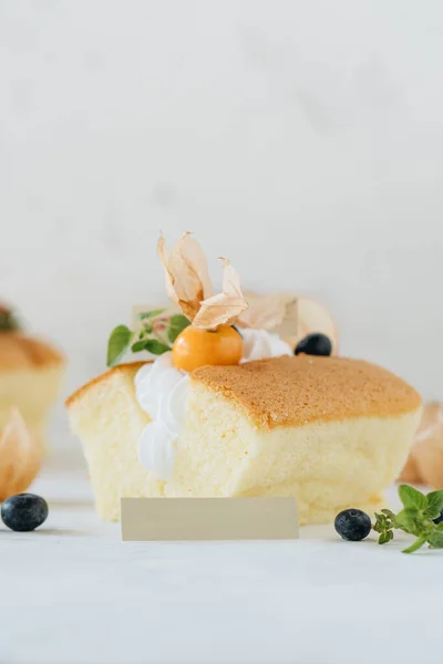 Keks Mit Schlagsahne Und Beeren Auf Weißem Hintergrund — Stockfoto