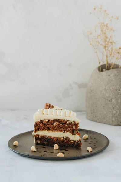 Stück hausgemachter Karottenkuchen mit weißer Sahne auf weißem Hintergrund. — Stockfoto