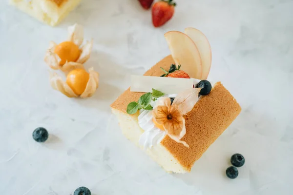 Galleta con crema batida y bayas — Foto de Stock