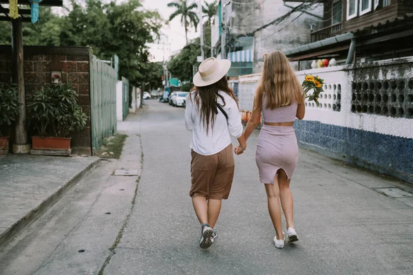 Due Lesbiche Che Camminano Strada Tenendosi Mano Ora Legale — Foto Stock