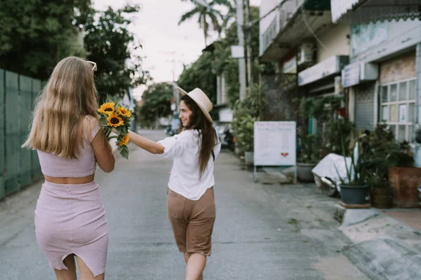 Duas Lésbicas Andando Pela Rua Mãos Dadas Hora Verão — Fotografia de Stock