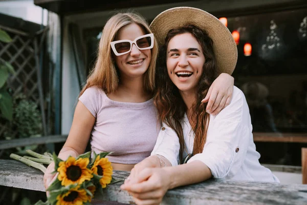 Dvě Šťastné Lesbičky Mají Rande Kavárně — Stock fotografie