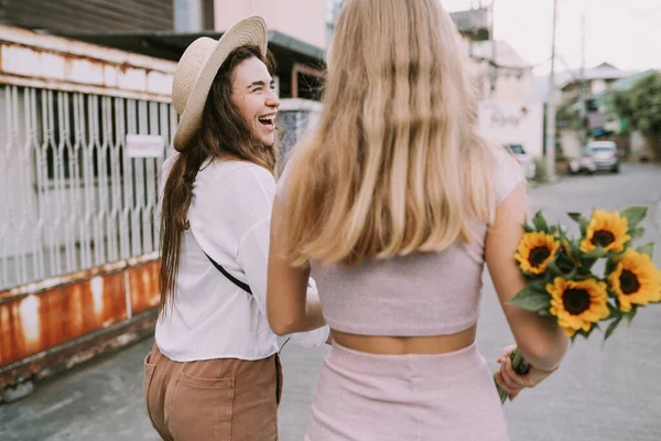 Dos Lesbianas Caminando Por Calle Cogidas Mano Verano —  Fotos de Stock