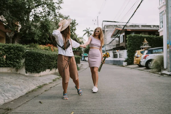 Duas Lésbicas Andando Pela Rua Mãos Dadas Hora Verão — Fotografia de Stock