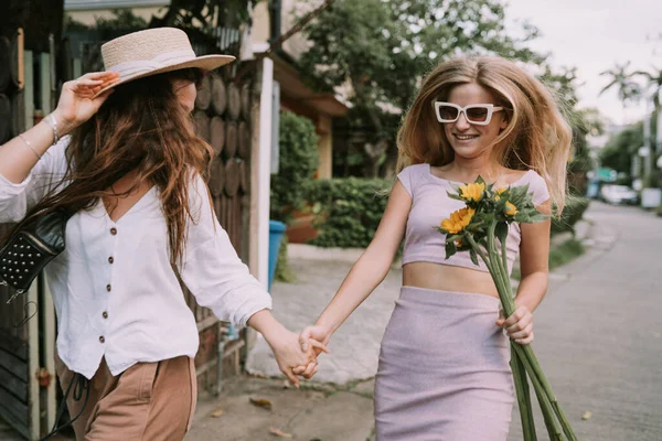 Dos Lesbianas Caminando Por Calle Cogidas Mano Verano —  Fotos de Stock