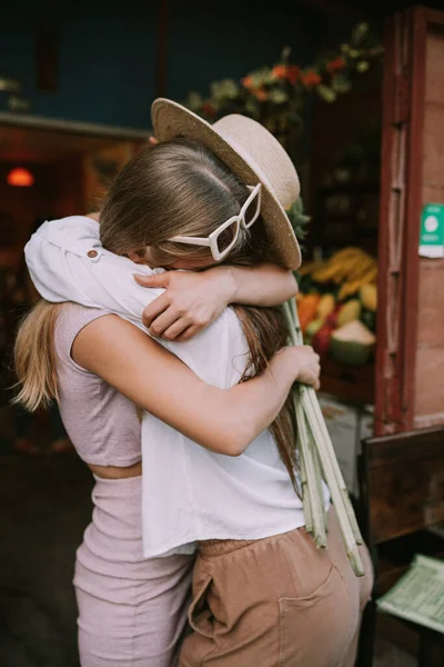 Duas Mulheres Lésbicas Felizes Abraçando — Fotografia de Stock
