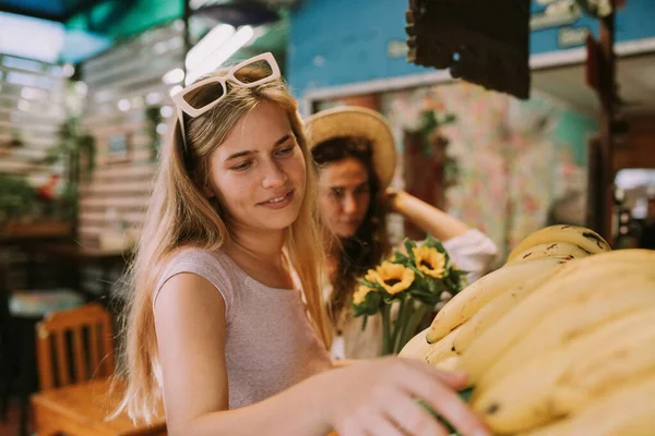 Due Donne Lesbiche Che Scelgono Frutta Tropicale Sul Mercato Della — Foto Stock