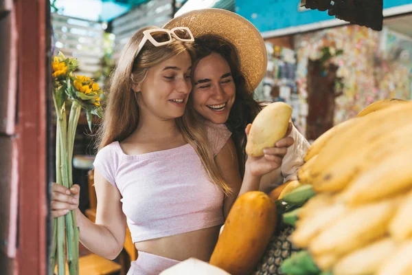 Due Donne Lesbiche Che Scelgono Frutta Tropicale Sul Mercato Della — Foto Stock