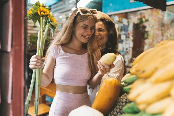Duas Mulheres Lésbicas Escolhendo Frutas Tropicais Mercado Frutas Chiang Mai — Fotografia de Stock