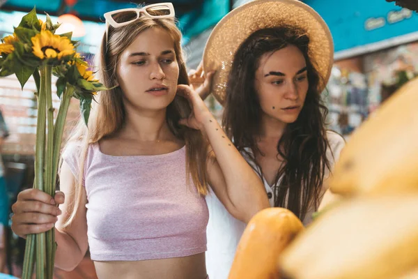 Due Donne Lesbiche Che Scelgono Frutta Tropicale Sul Mercato Della — Foto Stock