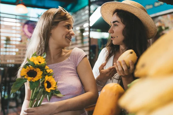 チェンマイのフルーツ市場でトロピカルフルーツを選ぶ2人のレズビアン女性 — ストック写真