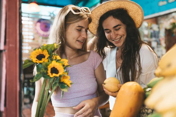 Duas Mulheres Lésbicas Escolhendo Frutas Tropicais Mercado Frutas Chiang Mai — Fotografia de Stock