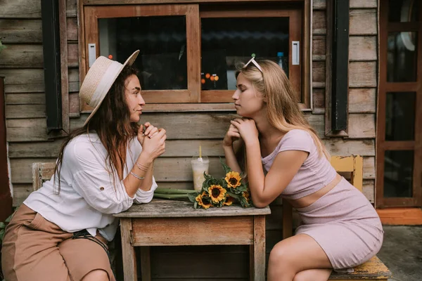 Due Lesbiche Felici Hanno Appuntamento Nel Caffè All Aperto — Foto Stock