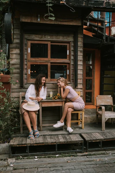 Duas Lésbicas Felizes Têm Encontro Café Livre — Fotografia de Stock