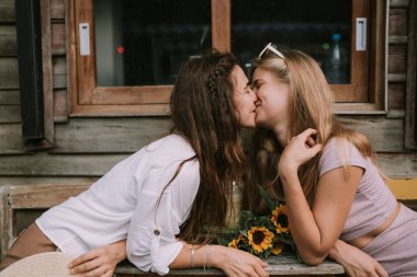 İki mutlu lezbiyenin açık hava kafede randevusu var.