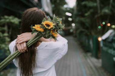 İki mutlu lezbiyen kadın sarılıyor.