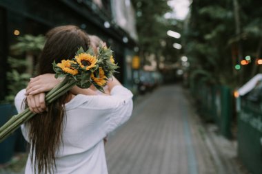 İki mutlu lezbiyen kadın sarılıyor.