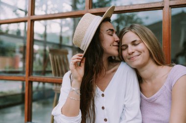 İki mutlu lezbiyenin açık hava kafede randevusu var.