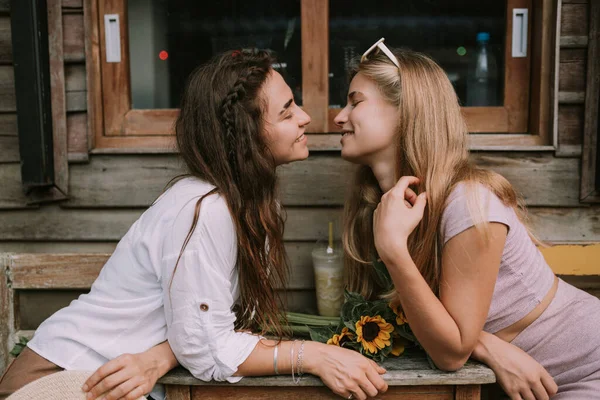 Duas Lésbicas Felizes Têm Encontro Café Livre — Fotografia de Stock