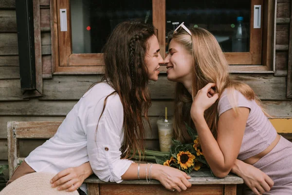 Dvě Šťastné Lesbičky Mají Rande Venkovní Kavárně — Stock fotografie