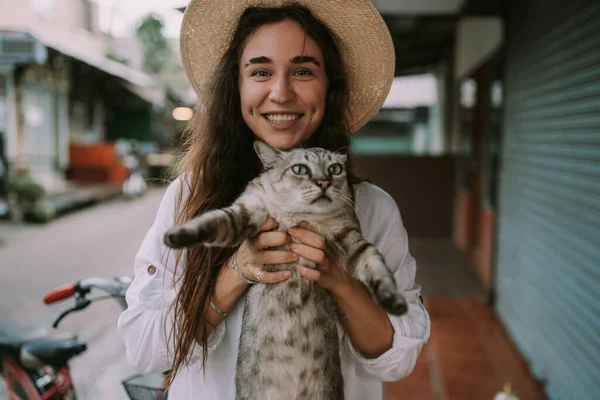 Leende Kvinna Hatt Som Håller Katt Utomhus — Stockfoto