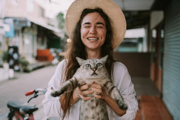 Mulher Sorridente Chapéu Segurando Gato Livre — Fotografia de Stock