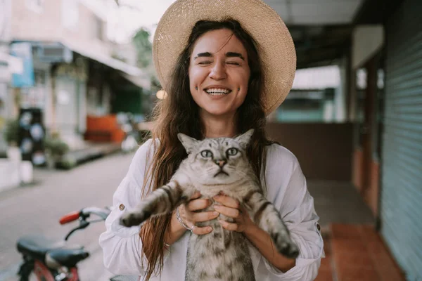 Leende Kvinna Hatt Som Håller Katt Utomhus — Stockfoto