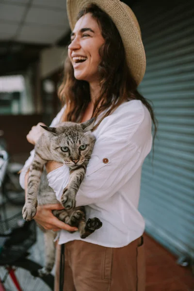 Leende Kvinna Hatt Som Håller Katt Utomhus — Stockfoto