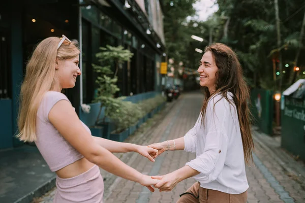 Dvě Lesbičky Tančící Ulici — Stock fotografie