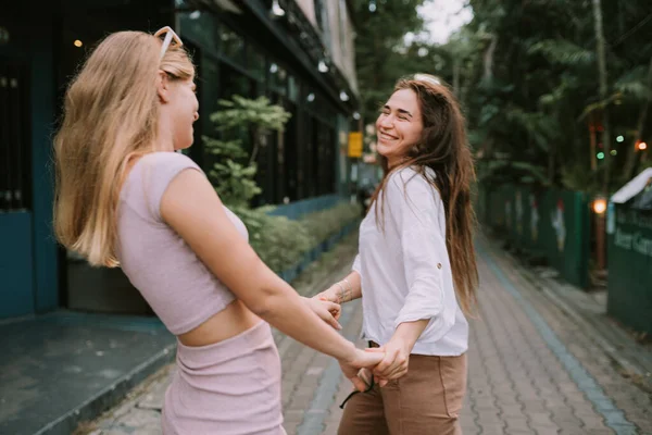 Sokakta Dans Eden Iki Lezbiyen — Stok fotoğraf