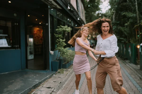 Due Lesbiche Che Ballano Strada — Foto Stock