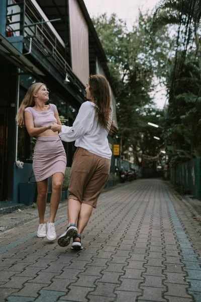 Sokakta Dans Eden Iki Lezbiyen — Stok fotoğraf