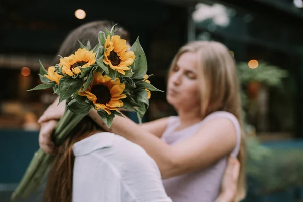 Dvě Šťastné Lesbičky Objímající Ženy — Stock fotografie