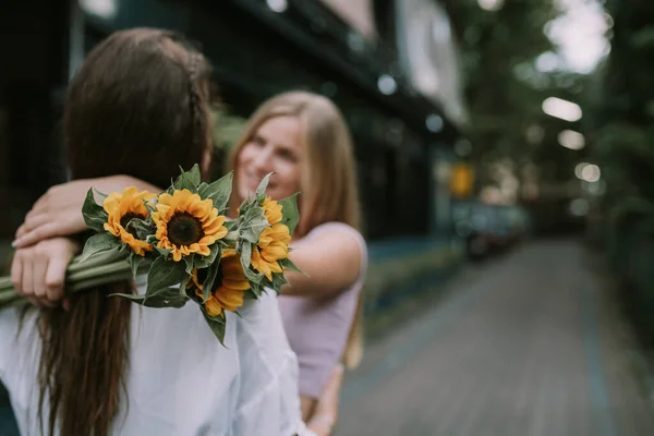 Dvě Šťastné Lesbičky Objímající Ženy — Stock fotografie