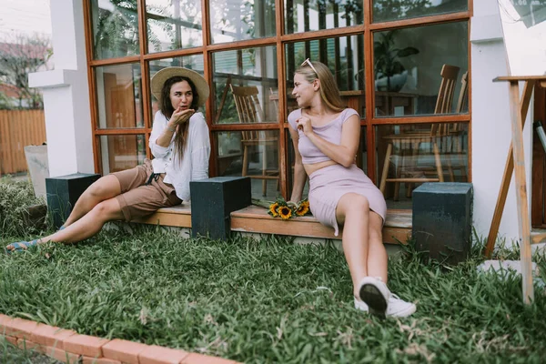 Duas Lésbicas Felizes Têm Encontro Café Livre — Fotografia de Stock