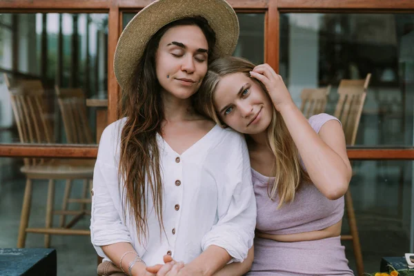 Dos Lesbianas Felices Tienen Una Cita Cafetería Aire Libre —  Fotos de Stock
