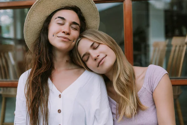 Dos Lesbianas Felices Tienen Una Cita Cafetería Aire Libre —  Fotos de Stock