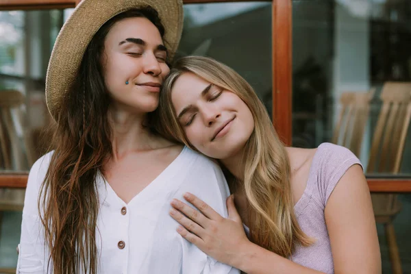 Duas Lésbicas Felizes Têm Encontro Café Livre — Fotografia de Stock