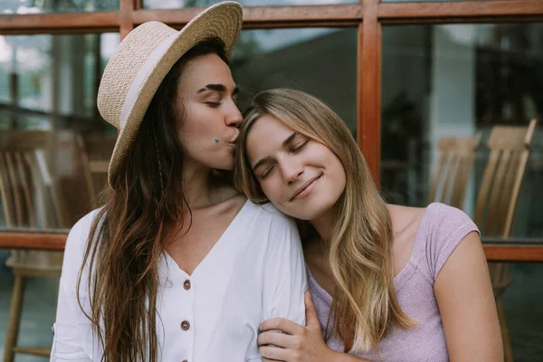 Duas Lésbicas Felizes Têm Encontro Café Livre — Fotografia de Stock