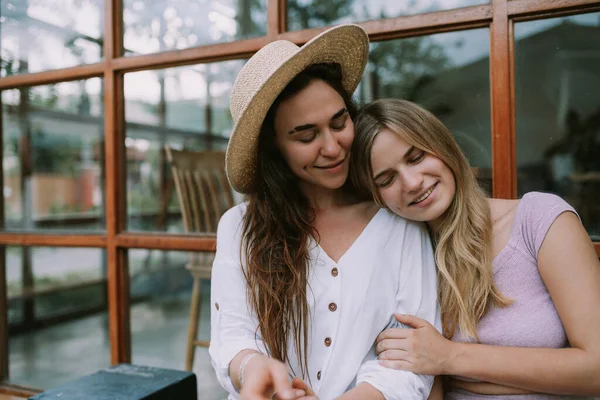 Duas Lésbicas Felizes Têm Encontro Café Livre — Fotografia de Stock