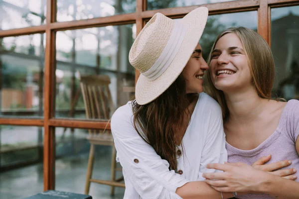 Twee Gelukkig Lesbiennes Hebben Een Date Outdoor Cafe — Stockfoto