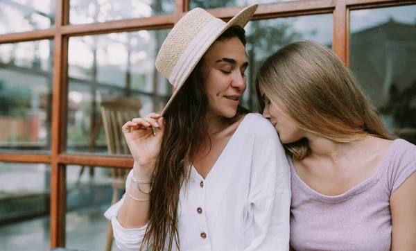 Twee Gelukkig Lesbiennes Hebben Een Date Outdoor Cafe — Stockfoto