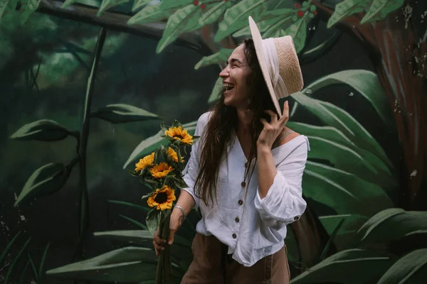 Щаслива Жінка Капелюсі Тримає Букет Соняшниками Стоїть Зеленій Стіні — стокове фото
