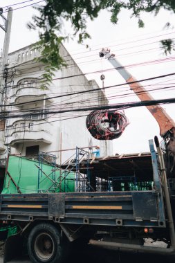 Chiang Mai, Tayland - 7 Haziran 2020: Chiang Mai 'nin merkezinde elektrik kabloları ile yapılan bir çalışma