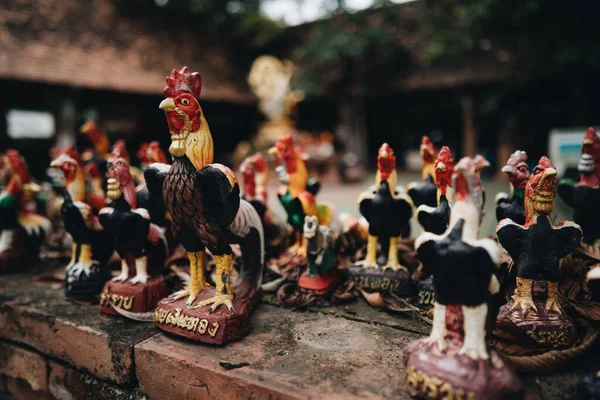 Chiang Mai Thajsko Června 2020 Sochy Kohoutů Zdi Chrámu Wat — Stock fotografie