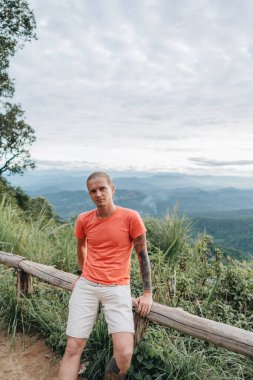 Doi Pui Viewpoint Doi Suthep-Pui Ulusal Parkı 'nda Sunset in the Mountains' ı izleyen Yong adam..
