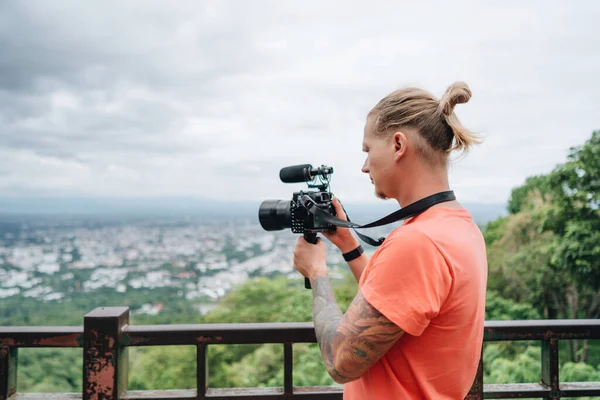 Man Videographer Shooting Pemandangan Menakjubkan Dari Sudut Pandang Tinggi Chiang — Stok Foto