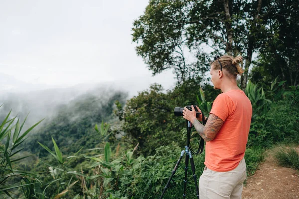 Człowiek Fotograf Fotografowania Niesamowite Krajobrazy Wysokiego Punktu Widzenia Chiang Mai — Zdjęcie stockowe