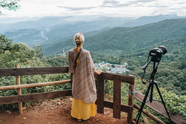 Wanita Yong Menonton Sunset Pegunungan Doi Pui Viewpoint Doi Suthep — Stok Foto