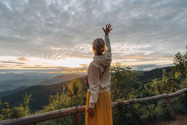 Yong Femme Regarder Coucher Soleil Dans Les Montagnes Doi Pui — Photo